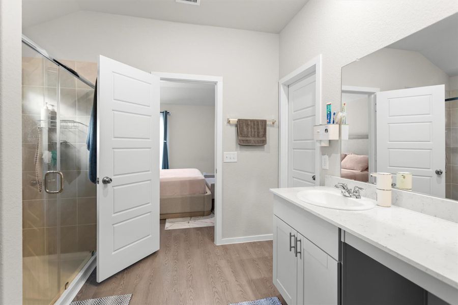 Master bath en suite Master bath en suite