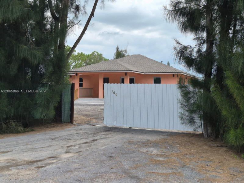 Exterior details and patio area of a home in , Clewiston (Image 15).