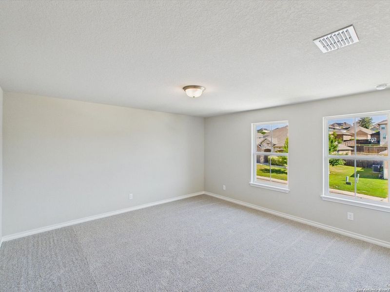 Spacious, unfurnished interior of a new home in Ladera, San Antonio (Image 26).