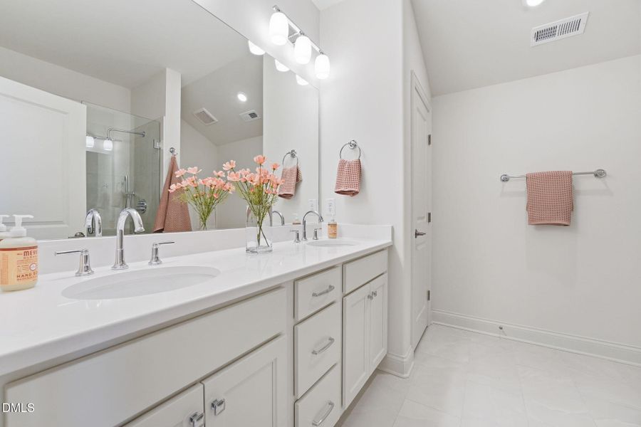 19 Bathroom 3 3500 Amelia Grace Foresblu