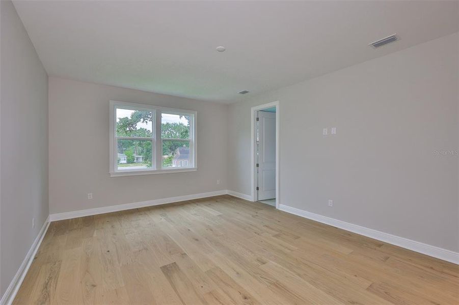 Spacious, unfurnished interior of a new home in , Tampa (Image 43).