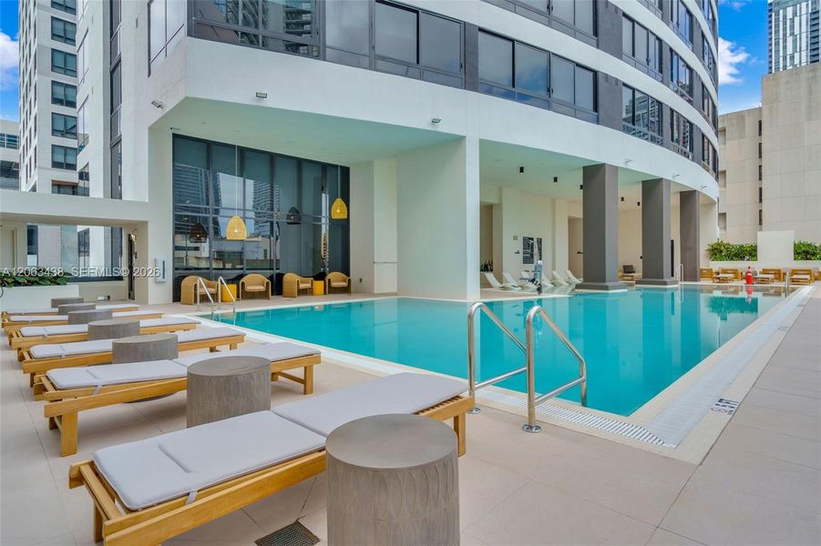 Condo located in Miami, FL showcasing its design and architecture (Image 3).