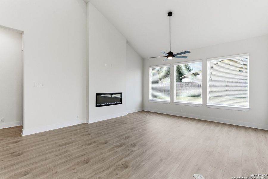 Spacious, unfurnished interior of a new home in Buffalo Crossing, Cibolo (Image 40).