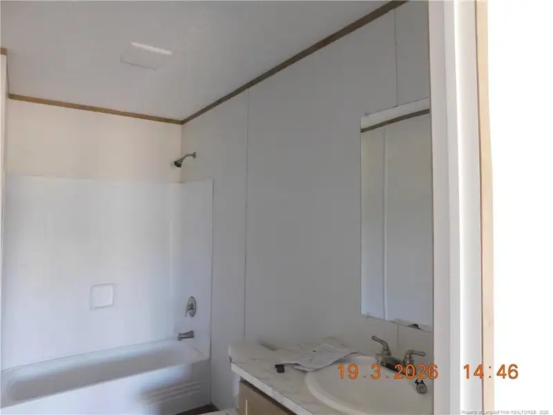 Hall Batheoom / Tub -Shower Hall Batheoom / Tub -Shower