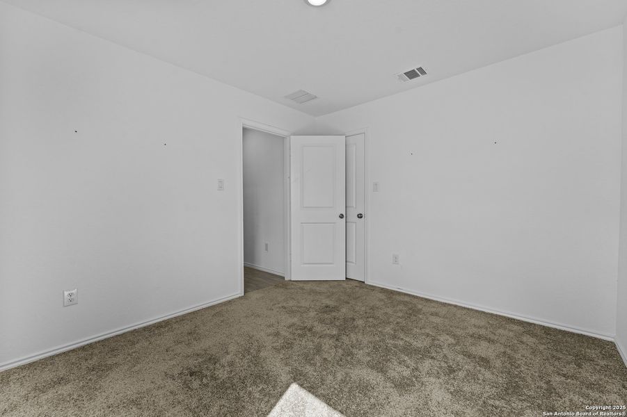 Spacious, unfurnished interior of a new home in Lodi Grove, Floresville (Image 20).
