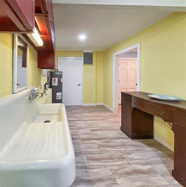 Features hot water, washer and dryer connection