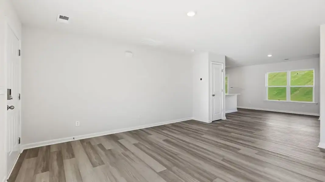 Spacious, unfurnished interior of a new home in Cedar Gap, Fountain Inn (Image 14).