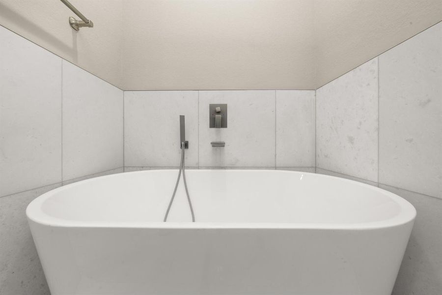 interior - master bathroom 8