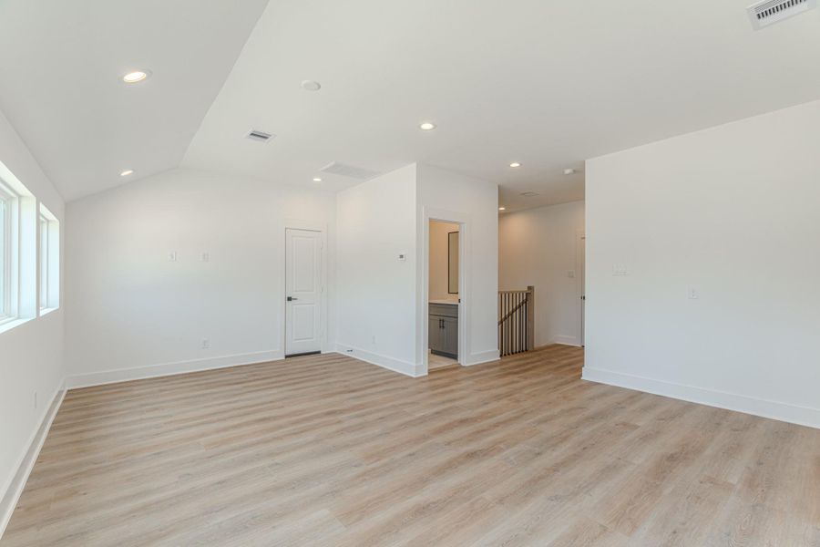 Spacious, unfurnished interior of a new home in , Houston (Image 35).