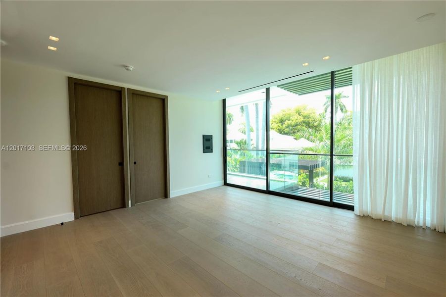 Spacious, unfurnished interior of a new home in , Miami Beach (Image 6).