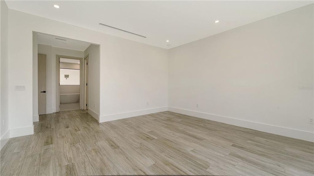 Spacious, unfurnished interior of a new home in , Sarasota (Image 43).