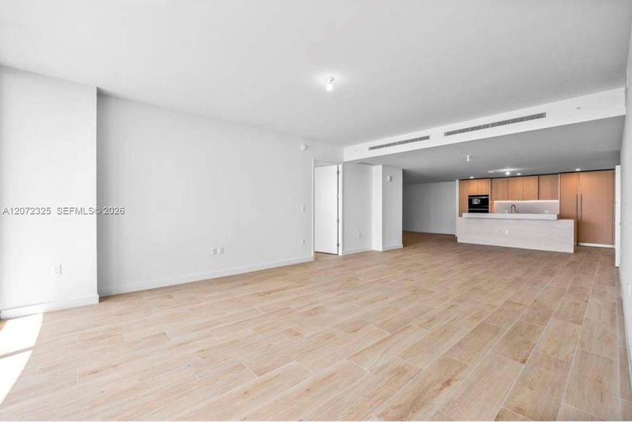 Spacious, unfurnished interior of a new home in , Pompano Beach (Image 24).