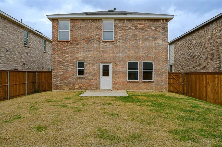 Exterior details and patio area of a home in Creekview Fossil Ridge, Pilot Point (Image 20).