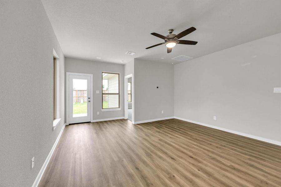 Spacious, unfurnished interior of a new home in La Segarra 40', Brookshire (Image 28).