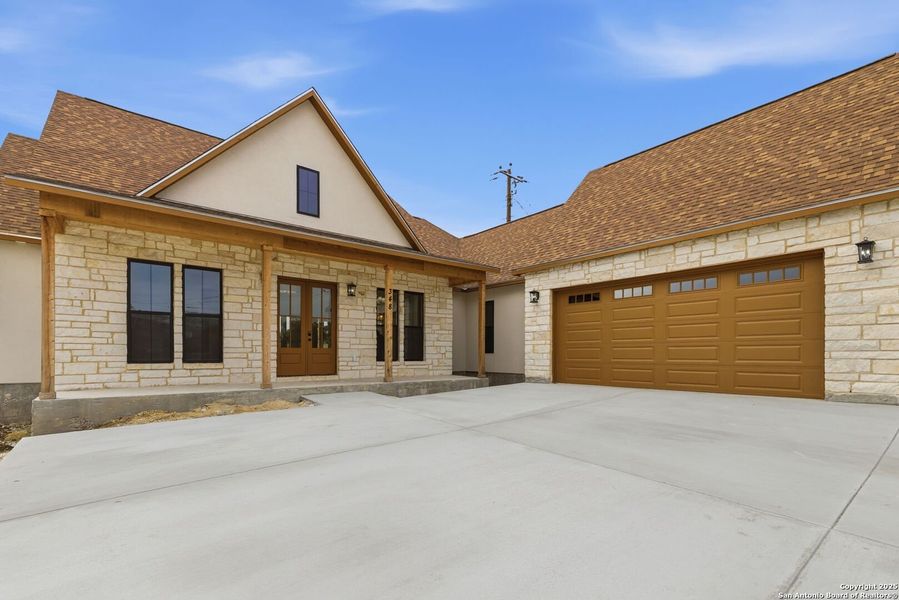Exterior details and patio area of a home in , Bandera (Image 3).