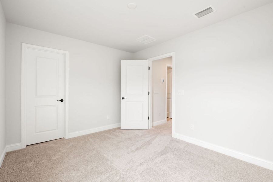 Spacious, unfurnished interior of a new home in Waterways, Richmond Hill (Image 18).