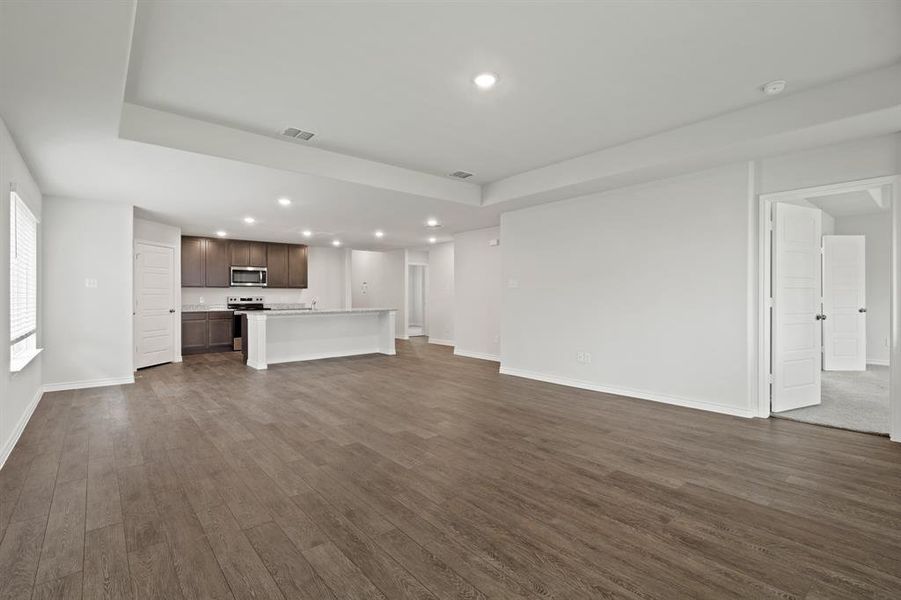 Spacious, unfurnished interior of a new home in Sycamore Landing, Fort Worth (Image 11).