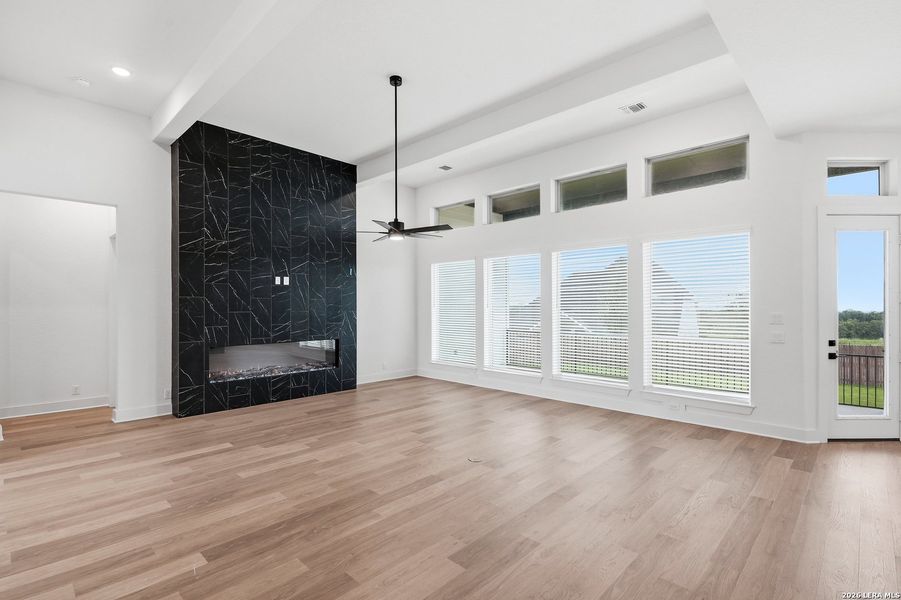 Spacious, unfurnished interior of a new home in Prominence Urban, San Antonio (Image 34).