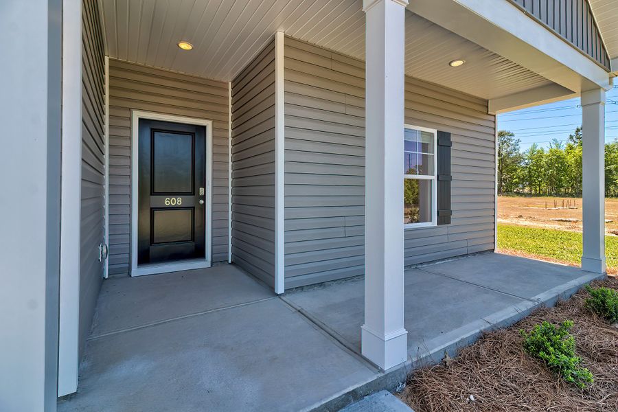 Exterior details and patio area of a home in Amber Hill, West Columbia (Image 3).
