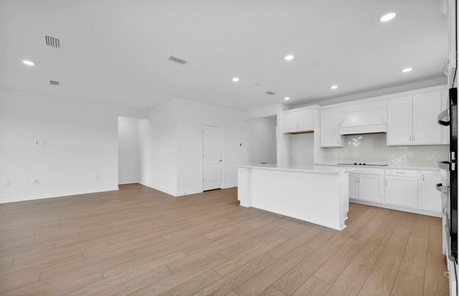 Spacious, unfurnished interior of a new home in Hyland Trail, Green Cove Springs (Image 18).