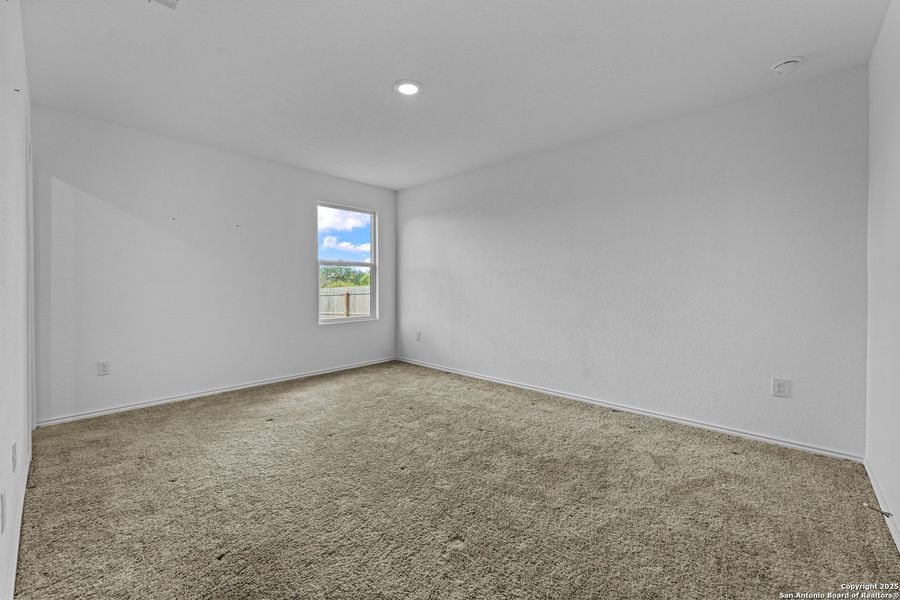 Spacious, unfurnished interior of a new home in Lodi Grove, Floresville (Image 14).