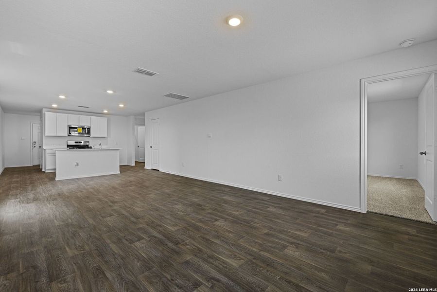 Spacious, unfurnished interior of a new home in Avenida, Converse (Image 11).
