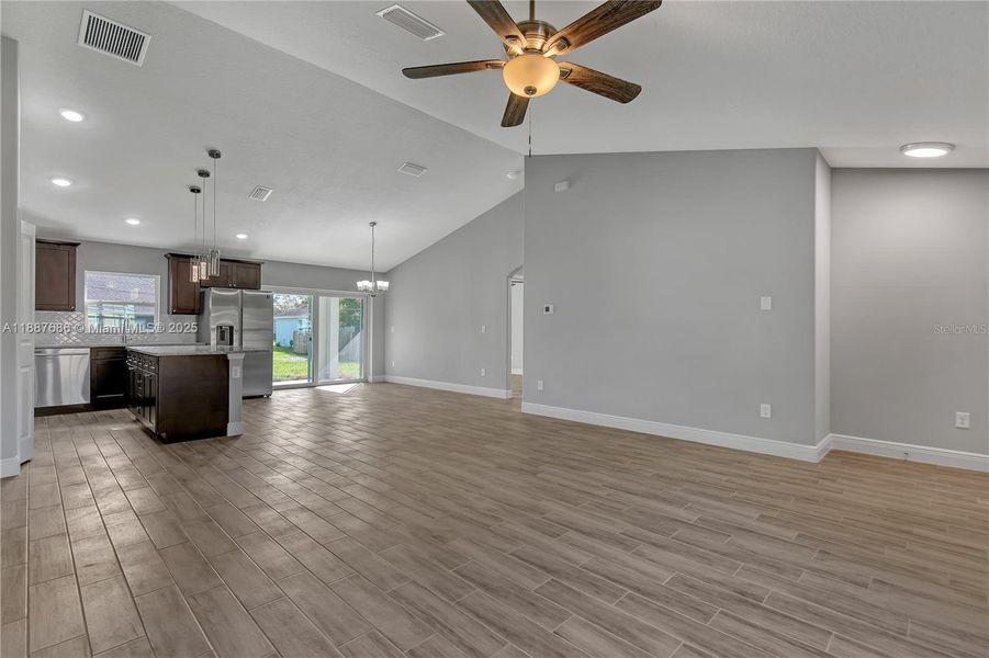 Spacious, unfurnished interior of a new home in , Port Charlotte (Image 4).