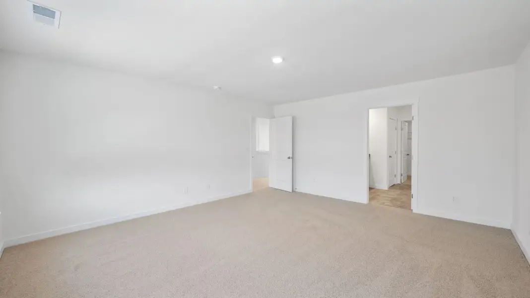Spacious, unfurnished interior of a new home in Lone Oaks Farm, Cleveland (Image 19).