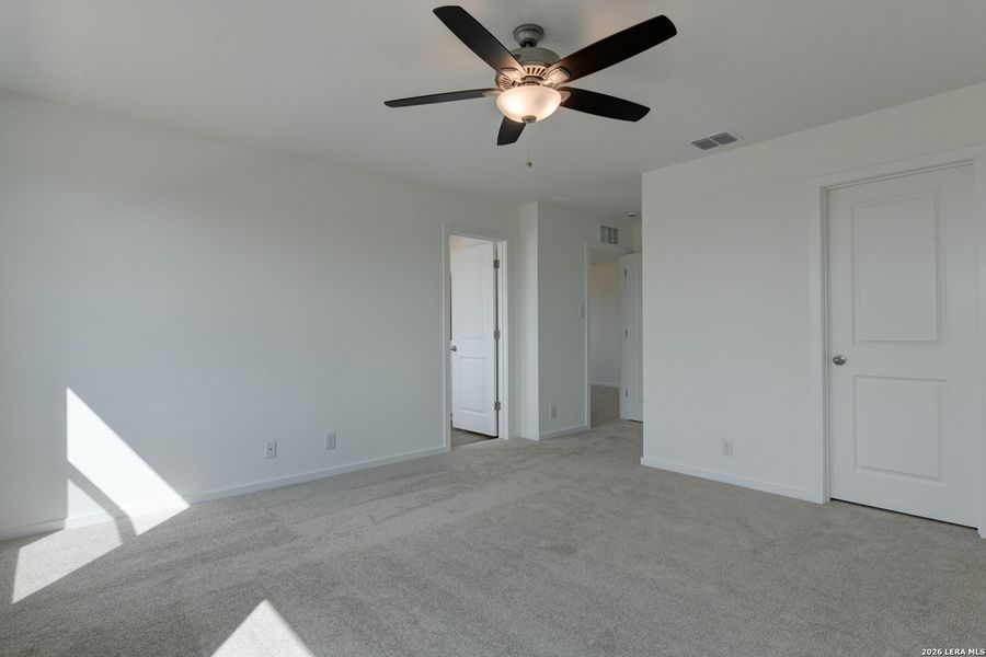 Spacious, unfurnished interior of a new home in Hennersby Hollow, San Antonio (Image 12).