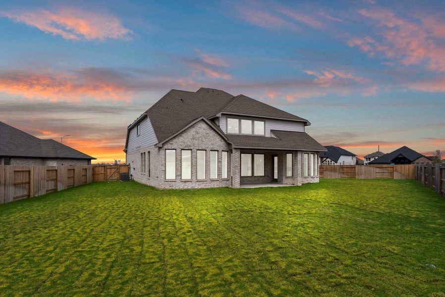 Exterior details and patio area of a home in Valencia, Manvel (Image 4).
