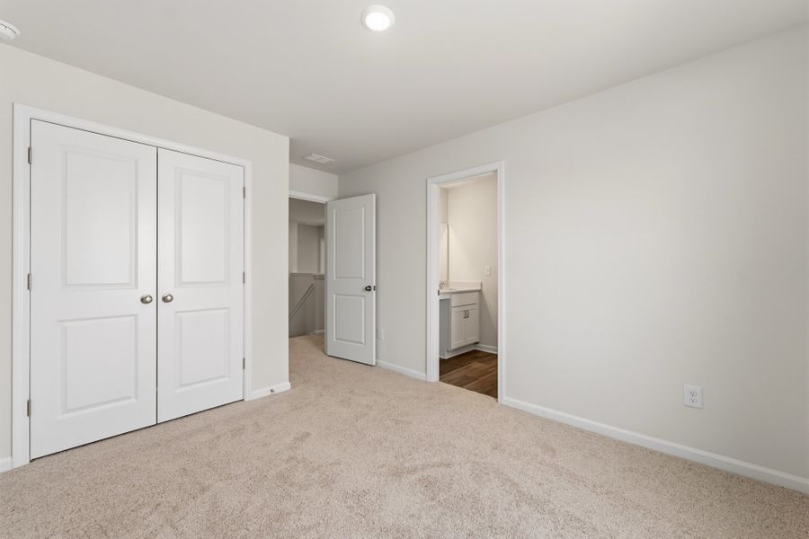 Spacious, unfurnished interior of a new home in Dove Hollow, Chesnee (Image 27).