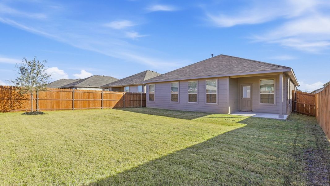 Exterior details and patio area of a home in Saratoga, Granbury (Image 3).