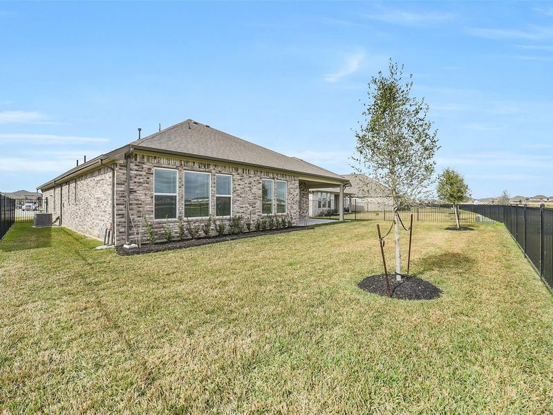 Exterior details and patio area of a home in Sierra Vista, Rosharon (Image 29).