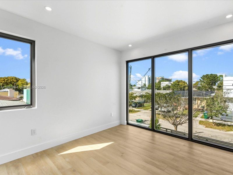 Spacious, unfurnished interior of a new home in , Miami (Image 43).