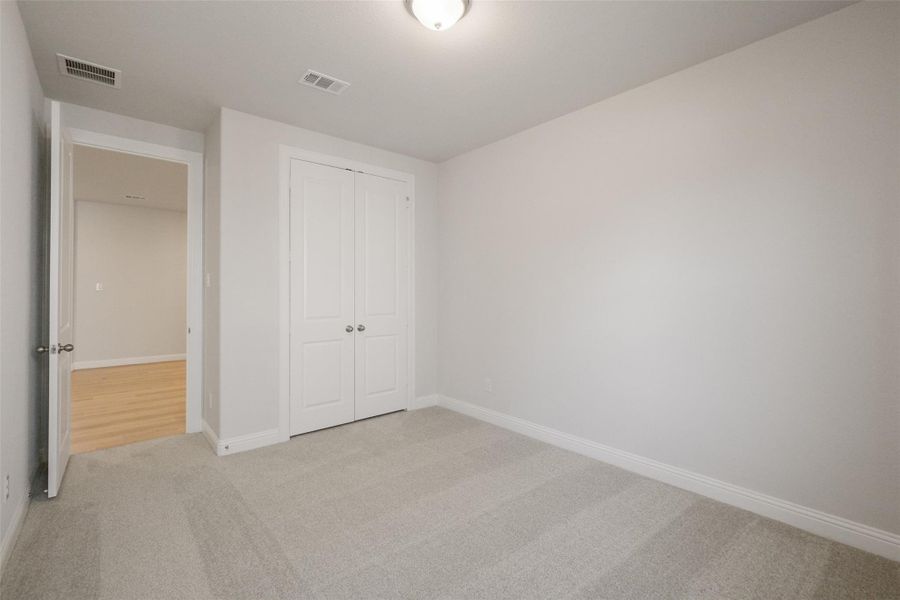 Spacious, unfurnished interior of a new home in Sienna 65', Missouri City (Image 40).