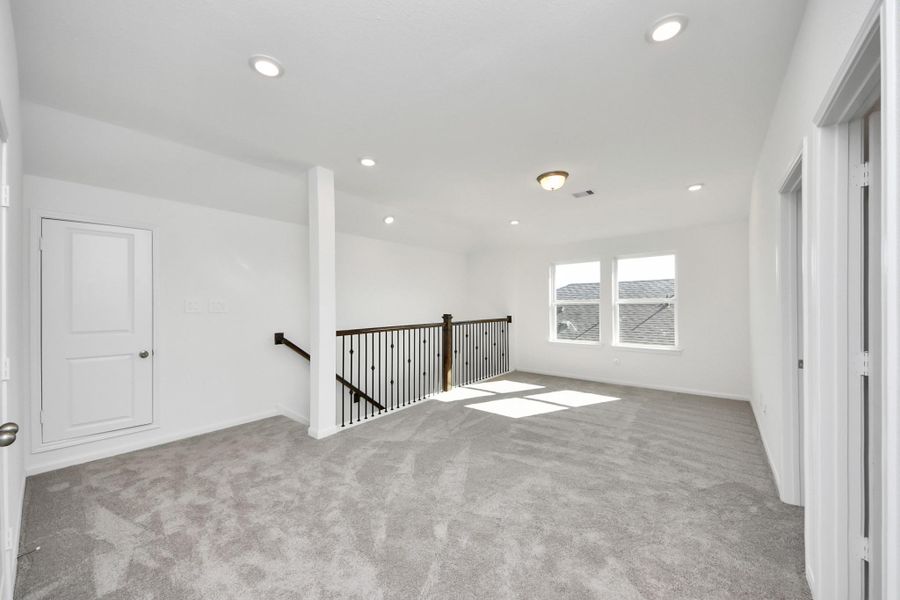 Spacious, unfurnished interior of a new home in Sunterra: Landmark Collection, Katy (Image 9).