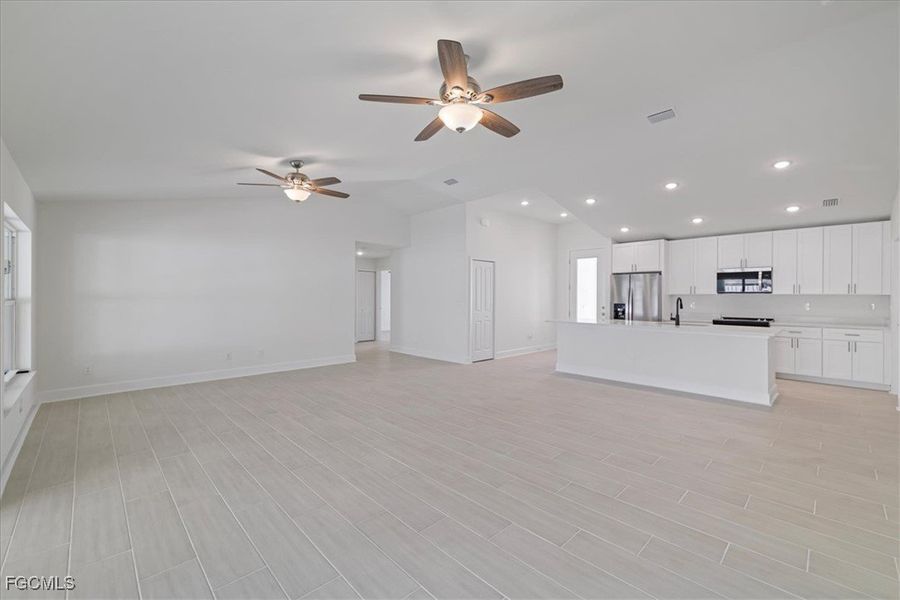 Spacious, unfurnished interior of a new home in Cape Coral, Cape Coral (Image 17).