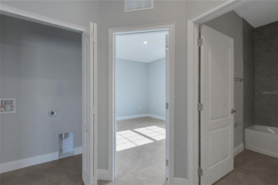 Spacious, unfurnished interior of a new home in , Kissimmee (Image 13).
