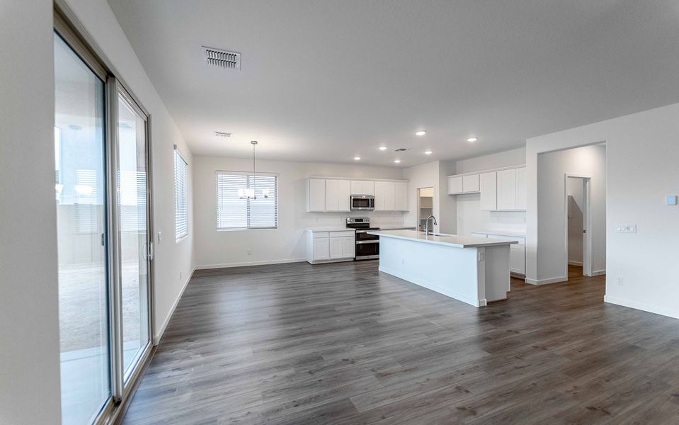 Spacious, unfurnished interior of a new home in Rancho Mirage, Maricopa (Image 14).