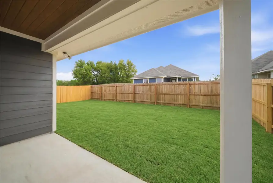 Exterior details and patio area of a home in , Navasota (Image 4).
