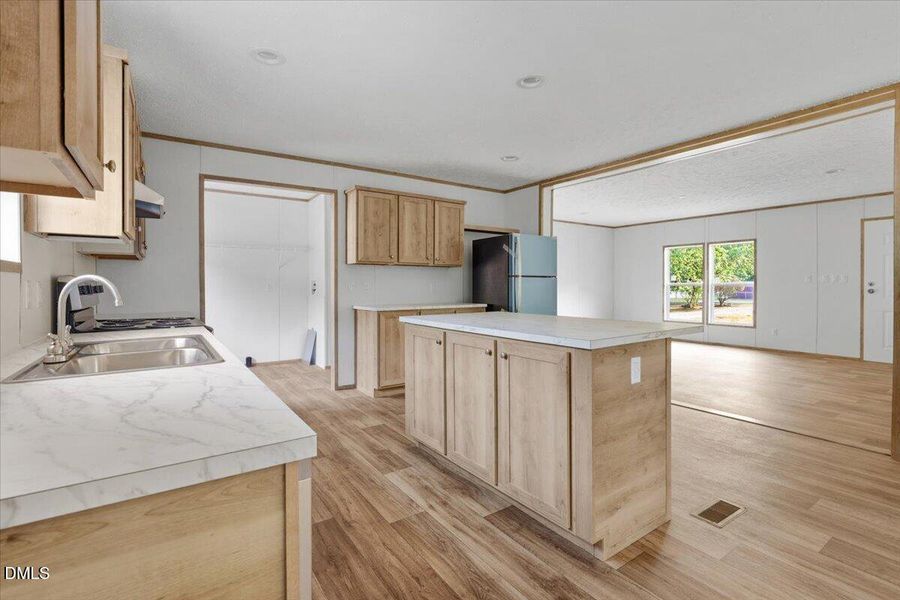 24-5737 Lloyd Rd-24