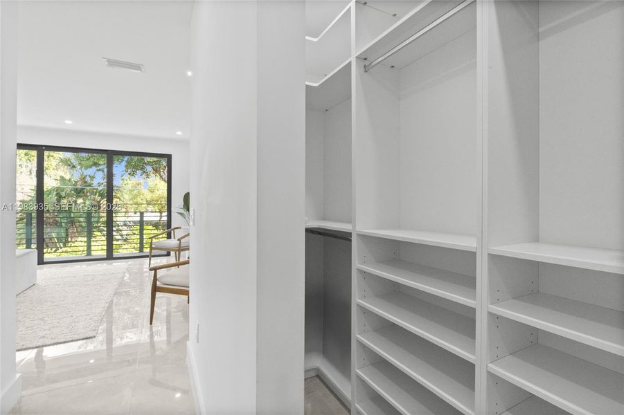 Spacious, unfurnished interior of a new home in , Fort Lauderdale (Image 22).