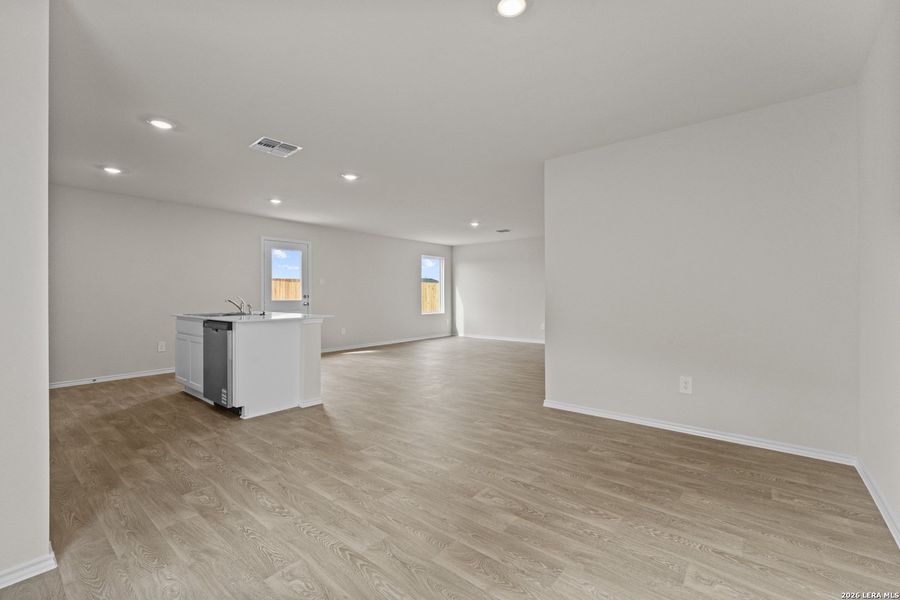 Spacious, unfurnished interior of a new home in Bollinger, Maxwell (Image 8).