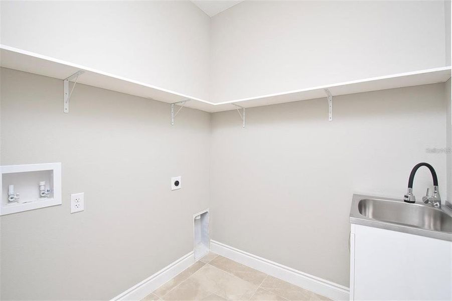 Spacious, unfurnished interior of a new home in , Davenport (Image 23).