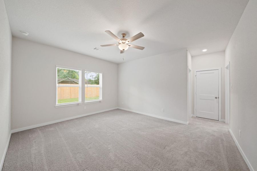 Spacious, unfurnished interior of a new home in Russell Ranch, Bay City (Image 14).