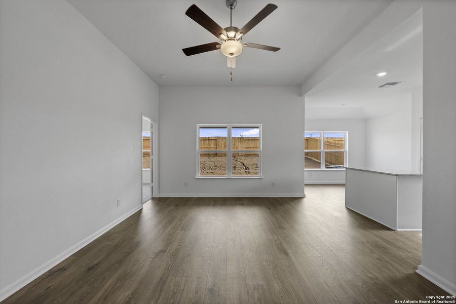 Spacious, unfurnished interior of a new home in Rosewood Estates, Lytle (Image 13).