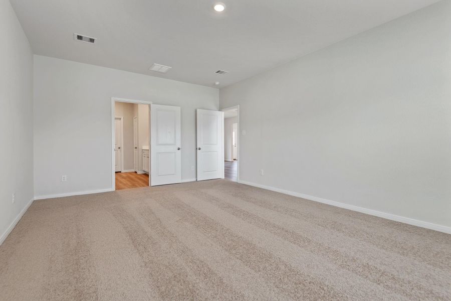Spacious, unfurnished interior of a new home in Pinewood Trails, Cleveland (Image 12).