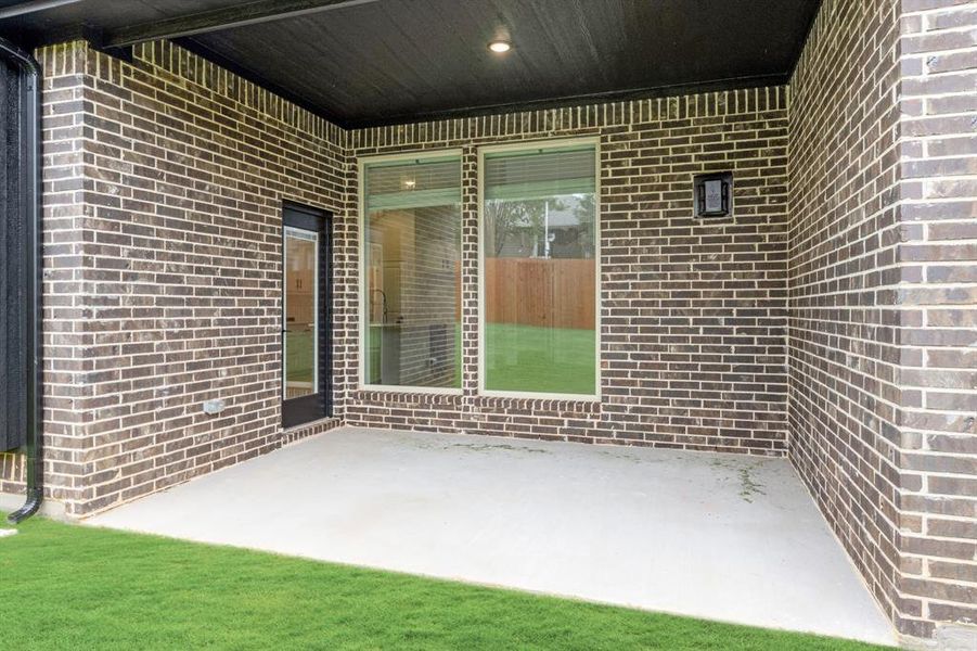 Exterior details and patio area of a home in Glenwood Meadows, Denton (Image 4).