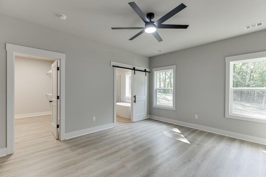 Spacious, unfurnished interior of a new home in , Jefferson (Image 29).