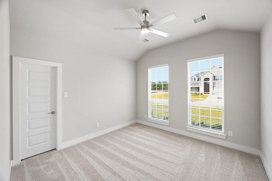 Spacious, unfurnished interior of a new home in Barton Creek Ranch, Conroe (Image 36).